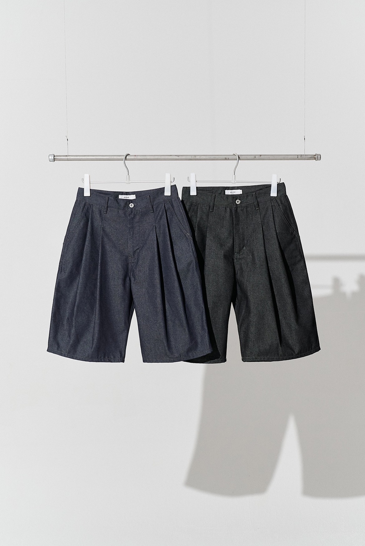 Two Tuck Clean Denim Shorts [2 Colors]