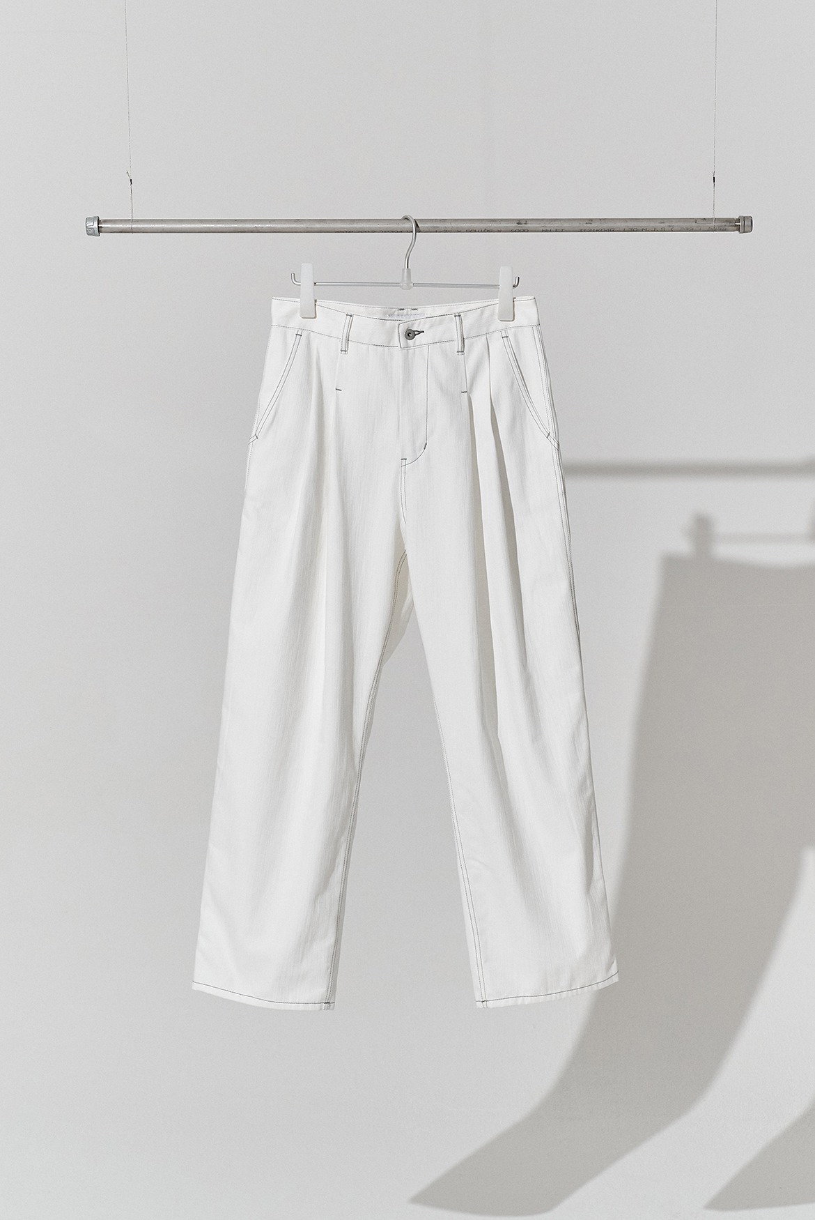 Clean Denim Deep Two Tuck Vertical Pants [White]