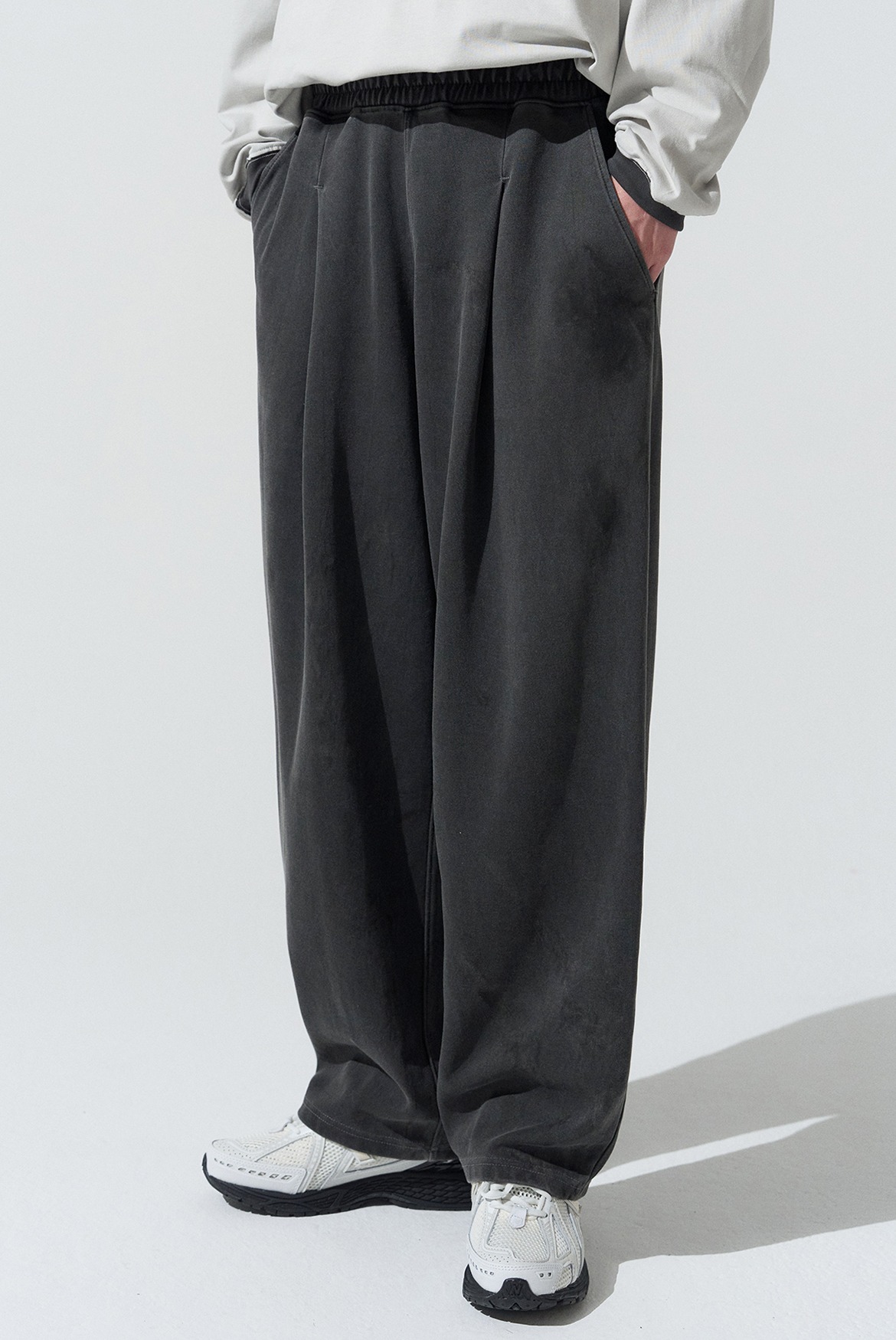 Pigment Dyed One Tuck Sweat Pants [Charcoal]